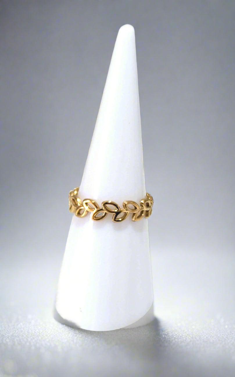 
A stylish 18K gold-plated adjustable leaf ring made from stainless steel, featuring an elegant openwork design. This waterproof and tarnish-resistant ring is lightweight, delicate, and perfect for any occasion, including everyday wear and special events.